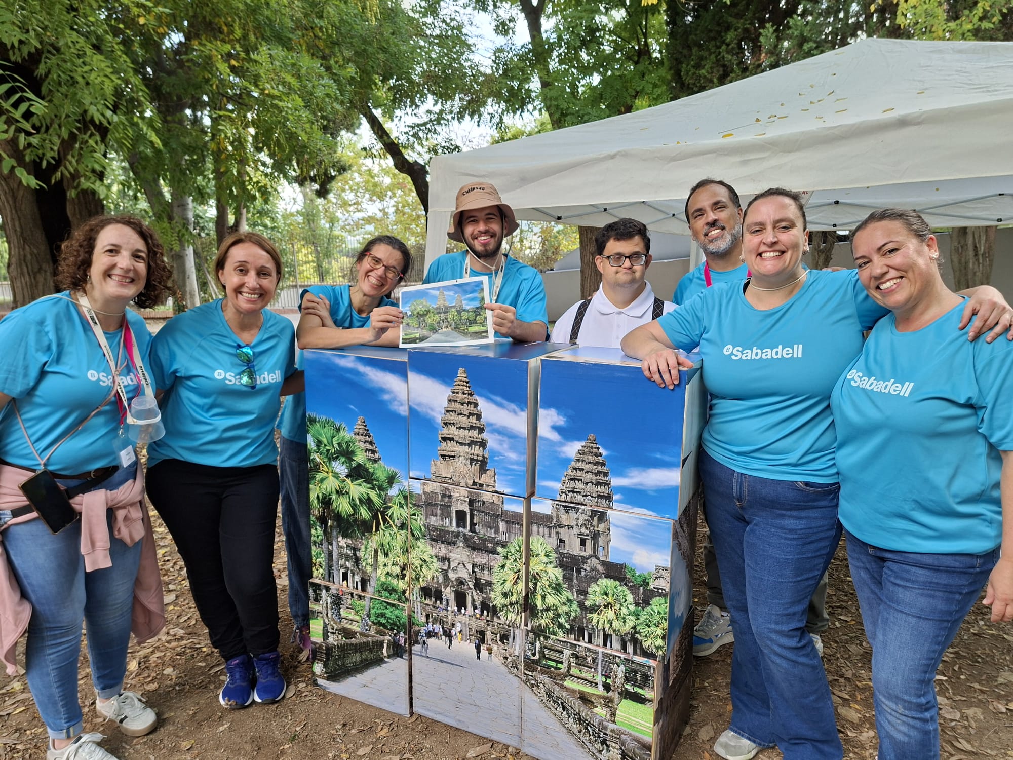 Miembros del equipo de Banco Sabadell disfrutando de una jornada de teambuilding