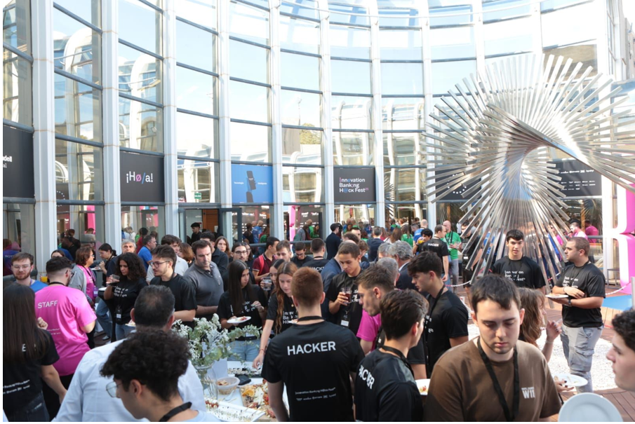 Multitud de personas disfrutando del momento catering en el evento Innovation Banking Hack Fest 2025