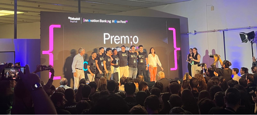 Personas en el evento Innovation Banking Hack Fest 2025