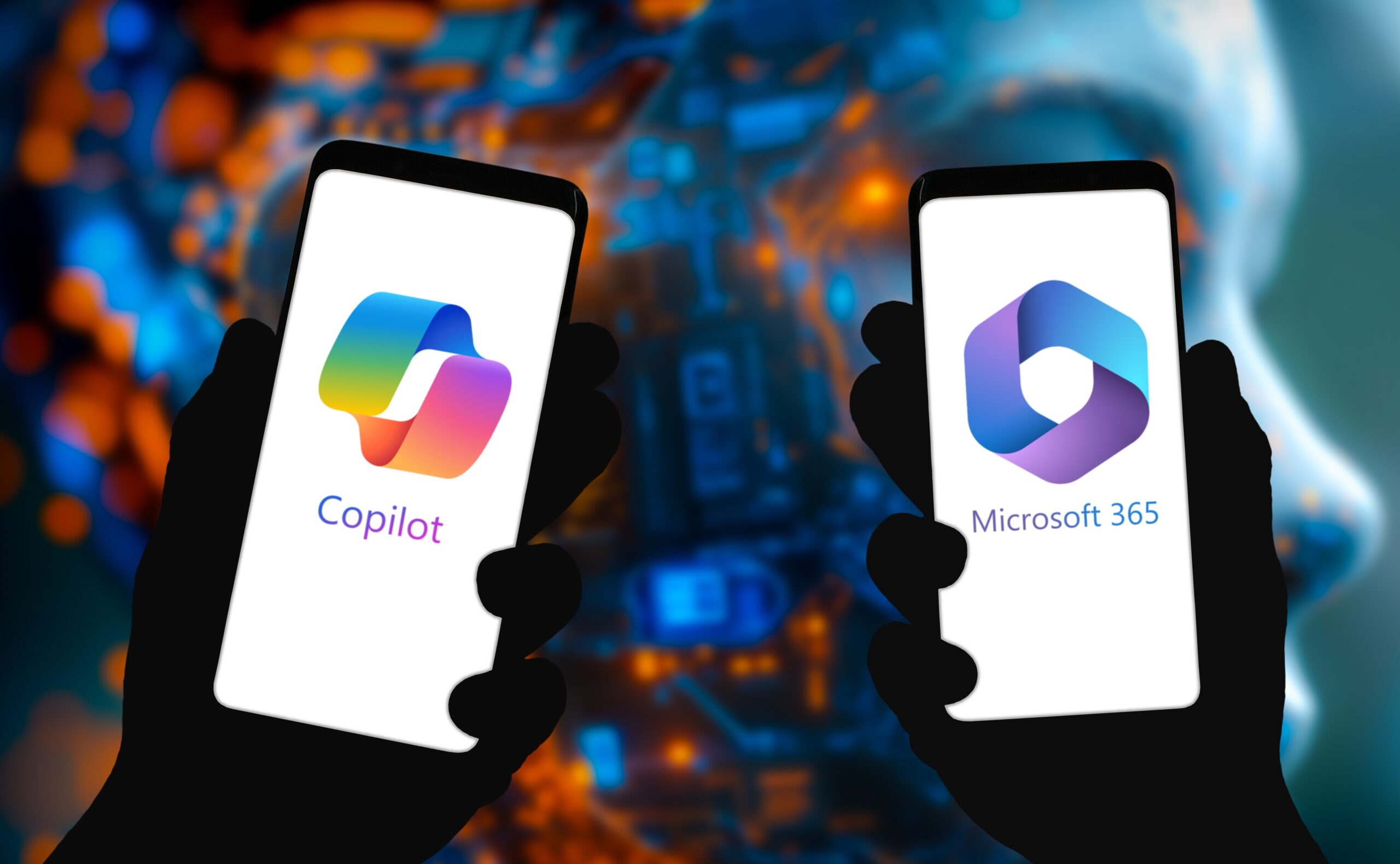 Dos móviles en vertical en cuyas pantallas aparecen dos logos: el logo de Copilot y el logo de Microsoft 365