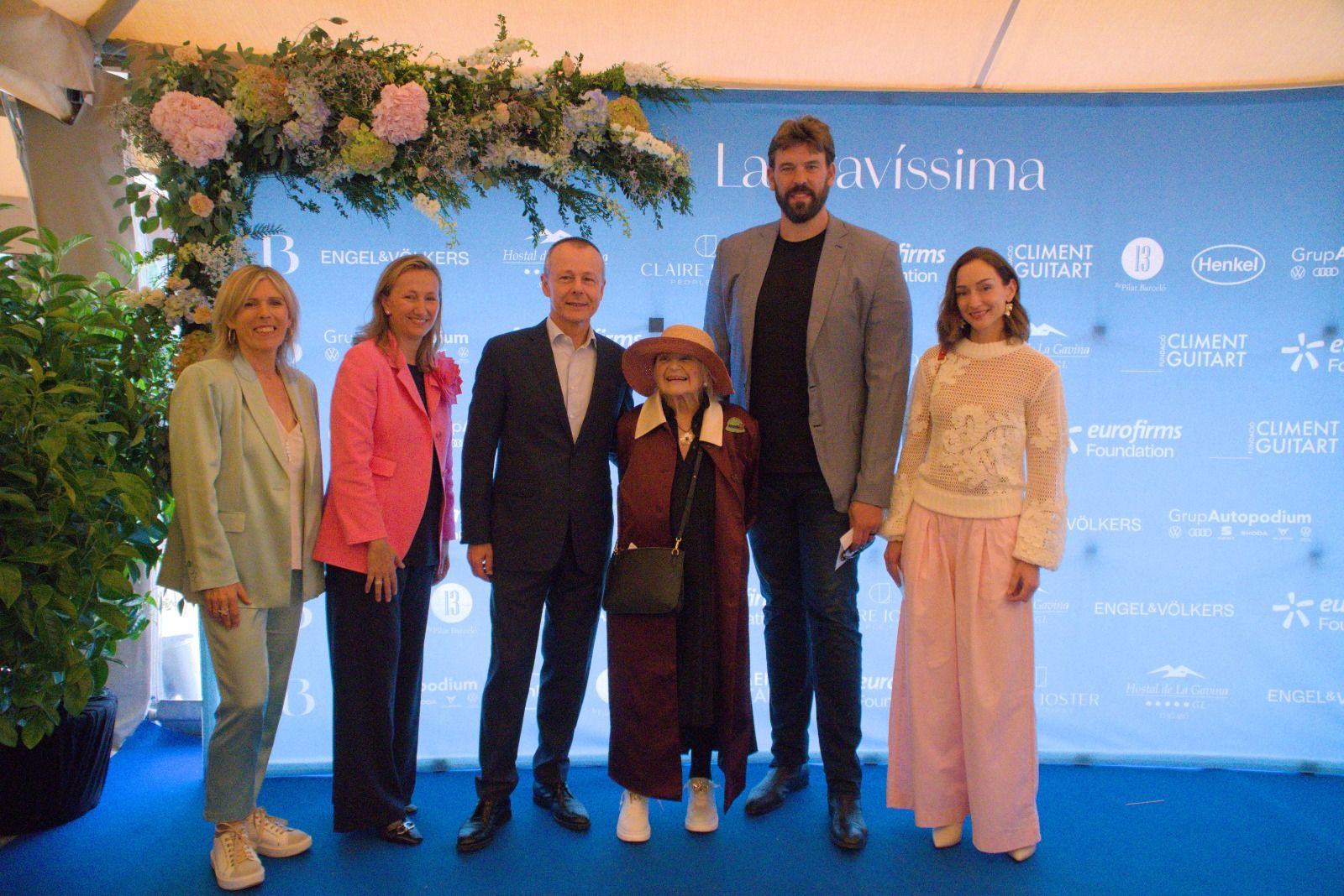Personas posando en el photocall preparado para el evento de la Bravíssima de Sabadell Digital